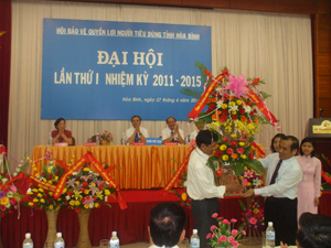 Đồng chí Quách Thế Hùng, Phó Chủ tịch UBND tỉnh tặng lẵng hoa của Tỉnh ủy, HĐND, UBND, UBMTTQ tỉnh chúc mừng Đại hội.